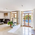 Villa de lujo con piscina, jacuzzi, jardín y terraza